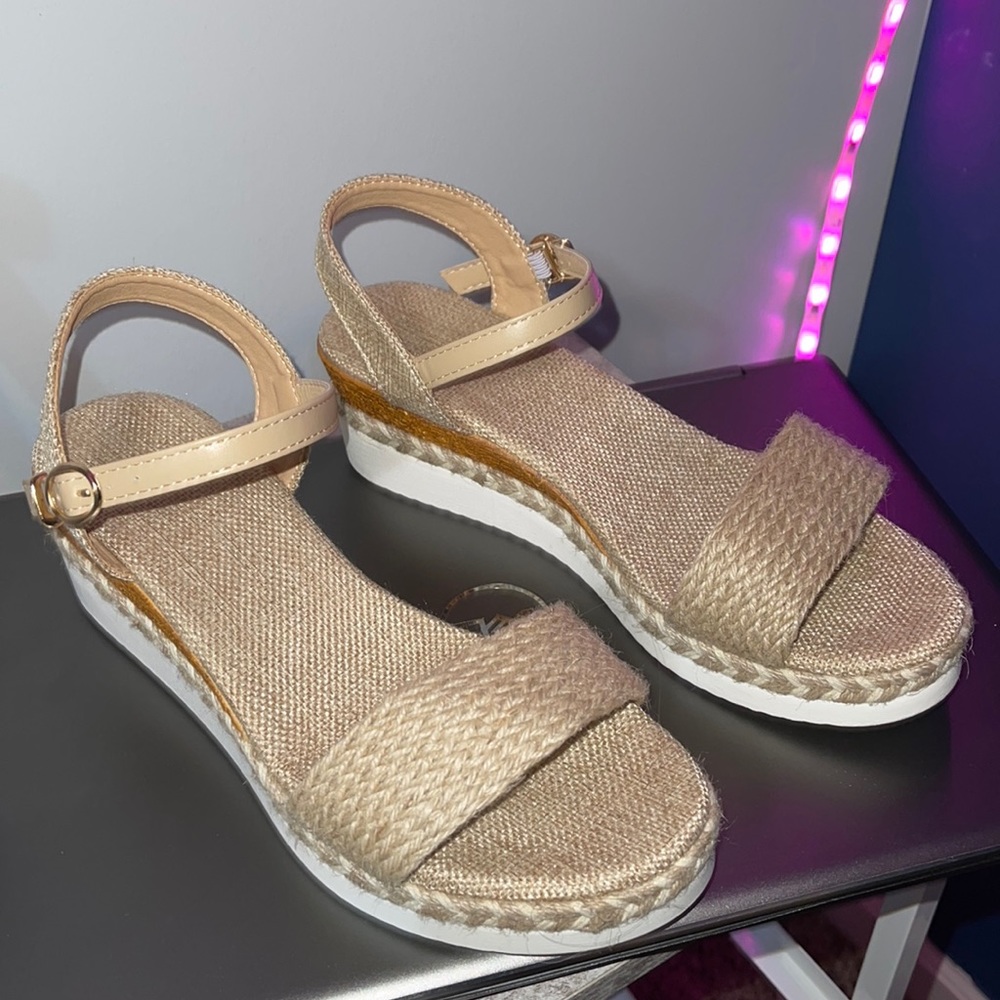 Tan Sandals NWT SIZE40 EURO